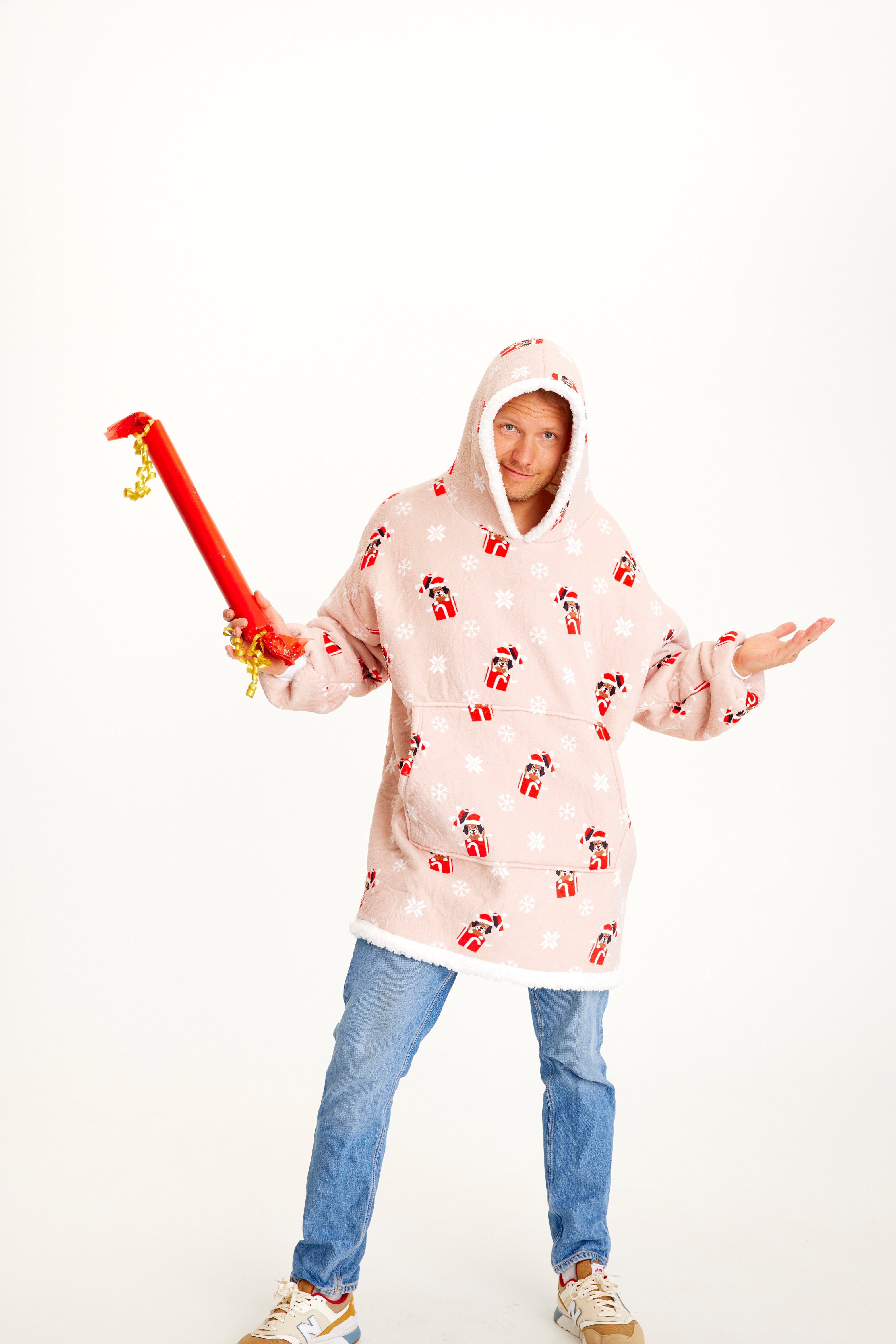 Un uomo che indossa una felpa natalizia rosa con cappuccio.